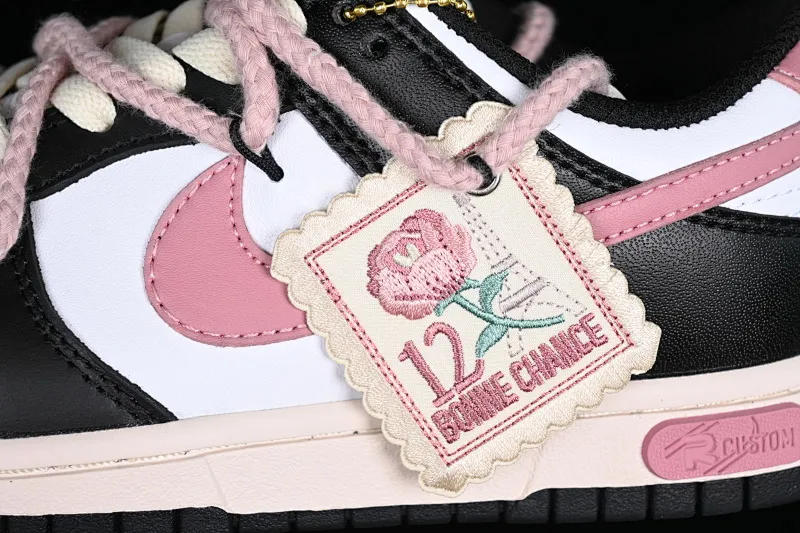 All Categories Nk SB Dunk Series Nk SB Dunk Low Low-top sneakers Nk Dunk Low Black Rose Thoughts Cloth patch Rope shoelaces Girls Sweet cool style SB strap low-top casual sneakers CW1590-100